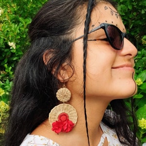 Pendientes de palma IRACA tejidos a mano con GoldWash Cluster Back - Raffia en color Beis y rojo - Fibra natural vegetal - Regalo para ella