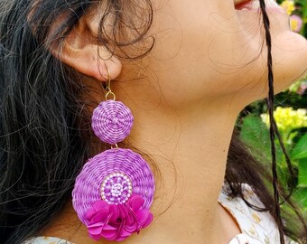 Handwoven earrings with natural palm fiber IRACA in purple tones - Details of natural raffia perfect for her