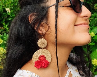 Handwoven IRACA palm earrings with GoldWash Cluster Back - Beige and red raffia - Natural vegetable fiber - Gift for her