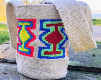 Handwoven Arhuaca bag from Colombia | "Guardian of the Paths" | Backpack woven in organic native wool