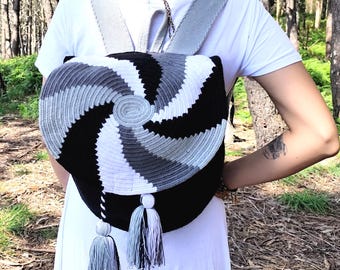 Wayuu self-closing backpack - Fabric in Colombia with adjustable handles