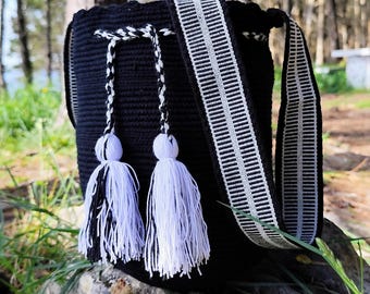 Wayuu black bag woven in crochet - Indigenous art for your shoulder bag