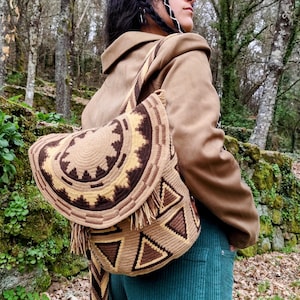 Lyxig Wayuu-ryggsäck | Handgjord colombiansk ryggsäck | Justerbar rem | Magnetstängning | Hantverksväska
