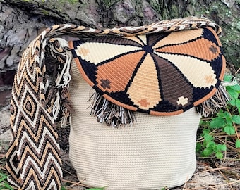 Wayuu bag woven in Colombia with lid and automatic closure with magnet