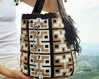 Large Wayuu bag ideal for your wallet, mobile and all your things