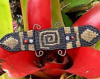 Hand-woven spiral bracelet in macramé and metal