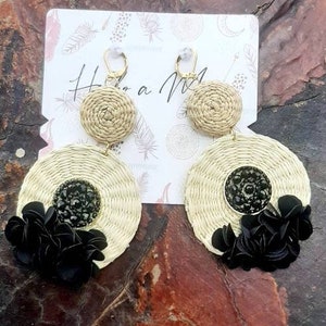 Pendientes de palma IRACA tejidos a mano con GoldWash Cluster Back - Raffia en color Beis y negro - Fibra natural vegetal - Regalo para ella