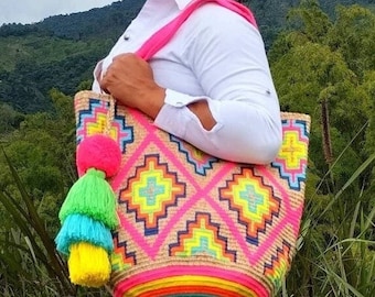Dazzle with style with your pink TOTE Wayuu Bag - Hand-woven in crochet in Colombia with decorative tassels - Ideal gift for her