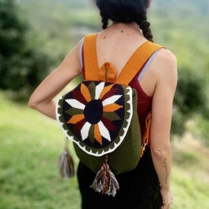 Großer Wayuu-Rucksack mit 2 verstellbaren Tragegriffen, Deckel und verstellbarem Verschluss