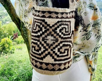 Arhuaca handwoven bag in Colombia - GODS of the STARS