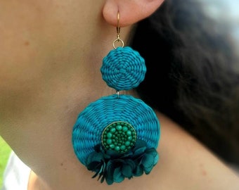 Handwoven IRACA palm earrings with GoldWash Cluster Back - Raffia in blue and green - Natural vegetable fiber - Gift for her