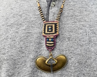 Pre-Columbian ethnic necklace of Bronze macramé in beige, purple and black