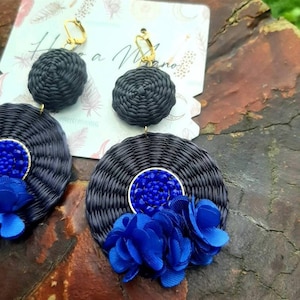 Pendientes de palma IRACA tejidos a mano con GoldWash Cluster Back - Raffia en color negro y azul - Fibra natural vegetal - Regalo para ella
