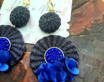 Handwoven IRACA Palm earrings with GoldWash Cluster Back - Raffia in black and blue - Natural vegetable fiber - Gift for her