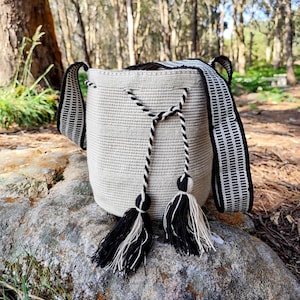 Bolso Wayuu negro tejido en crochet - Arte indígena para tu bolsa bandolera