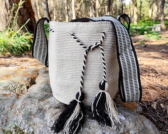 Wayuu black bag woven in crochet - Indigenous art for your shoulder bag