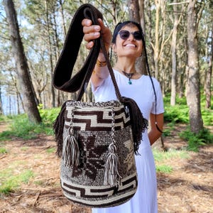 Bolso Wayuu grande tejido a mano en Colombia