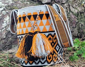 Large hand-woven Wayuu bag in Colombia