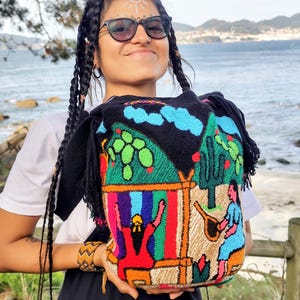 Sac Wayuu tapissé de dessins de femmes Wayuu - Fabriqué à la main en Colombie