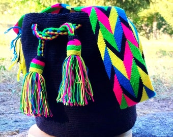 Wayuu handwoven bag in crochet in Colombia - Backpack shoulder as a special gift