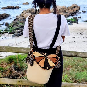 Bolso Wayuu tejido en Colombia con tapa y cierre automático con imán