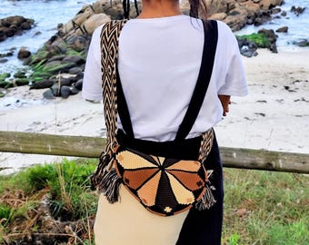 Wayuu bag woven in Colombia with lid and automatic closure with magnet