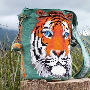 mochila wayuu tejida a mano en técnica de crochet  1 hebra por mujeres indígenas. Hechas con mucho amor en Colombia. Bolso bandolera, bolso étnico, regalo ideal para ella o para él. Regalo de lujo, tamaño: grande