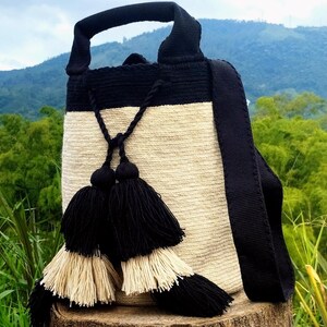 Großer Wayuu-Rucksack mit zwei Griffarten – Handschlaufe und langer verstellbarer Riemen