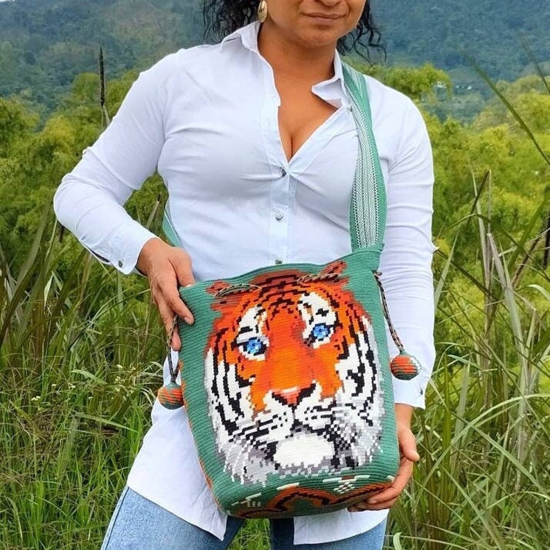mochila wayuu tejida a mano en técnica de crochet  1 hebra por mujeres indígenas. Hechas con mucho amor en Colombia. Bolso bandolera, bolso étnico, regalo ideal para ella o para él. Regalo de lujo, tamaño: grande