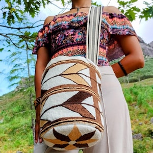 Bolso Wayuu bandolera tejido con la técnica de TAPIZADO
