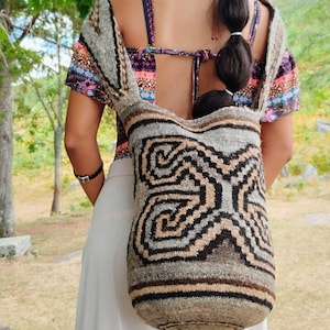 Bolso Arhuaca tejida a mano | "El Creador de la Luz" | Mochila tejida en lana nativa orgánica