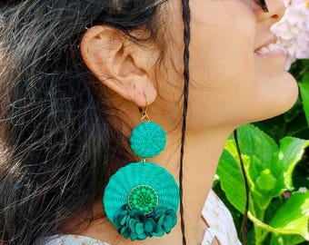 Handwoven earrings with natural palm fiber IRACA in pink tones - Details of natural raffia perfect for her