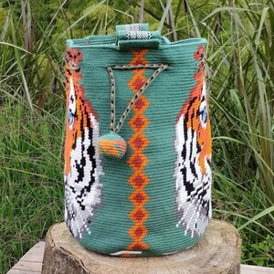 mochila wayuu tejida a mano en técnica de crochet  1 hebra por mujeres indígenas. Hechas con mucho amor en Colombia. Bolso bandolera, bolso étnico, regalo ideal para ella o para él. Regalo de lujo, tamaño: grande