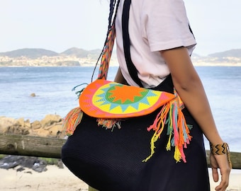 Large black Wayuu bag with automatic closure and lid