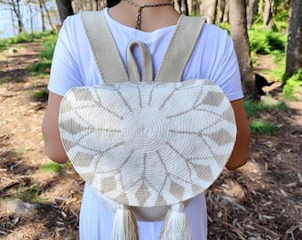 Wayuu self-closing backpack - Fabric in Colombia with adjustable handles