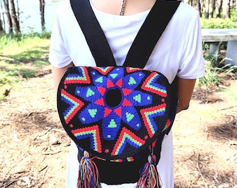 Backpack Wayuu model designed by Wovenart with adjustable handles and lid with automatic closure