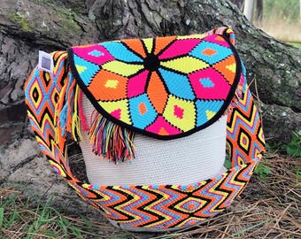 Large Wayuu bag with lid and automatic closure hand woven crochet