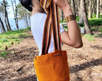 Wayuu bag woven in crochet - Indigenous art for your shoulder bag