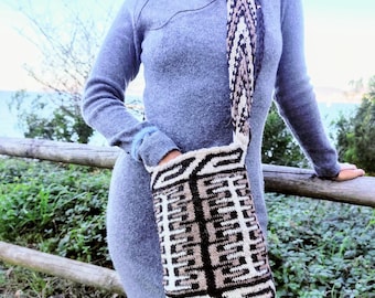 Handwoven Arhuaca bag | "Protection Amulet" | Backpack made of organic native wool