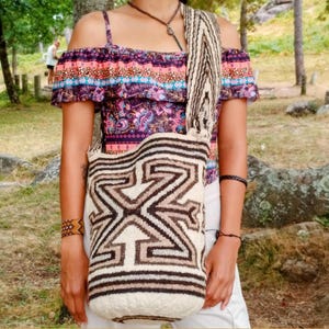 Arhuaca wool handbag woven by indigenous women in Colombia