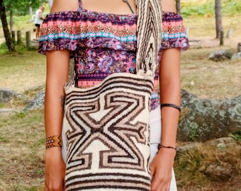 Arhuaca wool handbag woven by indigenous women in Colombia