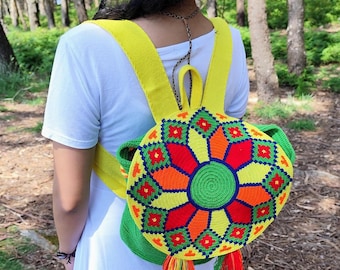 Wayuu self-closing backpack - Fabric in Colombia with adjustable handles