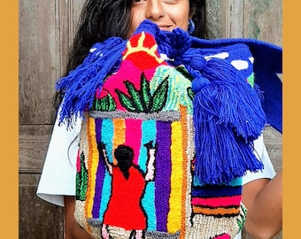 Grand sac WAYUU recouvert d'un dessin de femmes Wayuus - Sac à dos EXCLUSIF à bandoulière tissé à la main en Colombie en bleu et rembourré