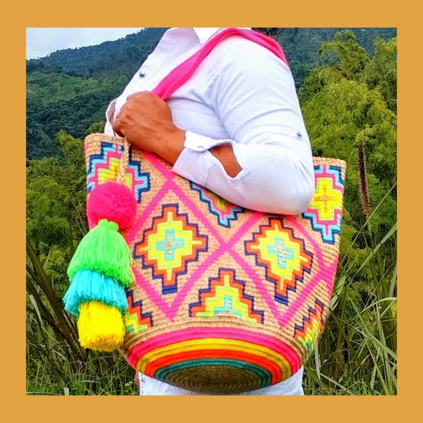 Deslumbra con estilo con tu Bolso TOTE Wayuu rosa Extra GRANDE - Tejido a mano en crochet en Colombia con borlas decorativas - Mochila Wayuu