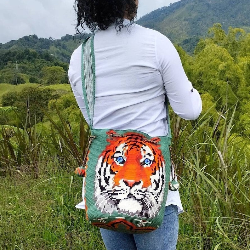 mochila wayuu tejida a mano en técnica de crochet  1 hebra por mujeres indígenas. Hechas con mucho amor en Colombia. Bolso bandolera, bolso étnico, regalo ideal para ella o para él. Regalo de lujo, tamaño: grande