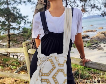 Hand-woven Wayuu bag in a thread with shiny silver thread