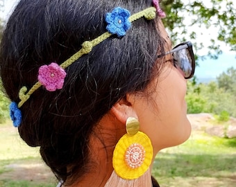 Handwoven earrings with natural palm fiber IRACA in shades of beige and yellow - Details of natural raffia perfect for her