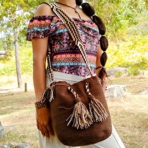 Bolso Wayuu tejido a mano en color marrón - Mochila bandolera Colombiana
