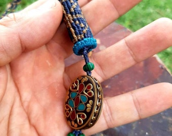 Meditieren Sie mit Ihrer Halskette (Dharma-Rad), handgefertigt aus Makramee, Metall und blauen, roten und bronzenen Steinen – handgewebter Luxusschmuck