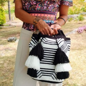Wayuu-Tasche, gewebtes Kunstdesign, mit zwei Griffarten – einer für die Hand und einer langen, verstellbaren
